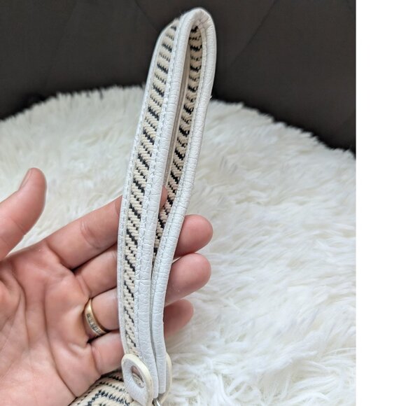 Simply Vera Vera Wang, White Foldover Clutch/Wristlet with Tapestry Detail - Picture 13 of 14